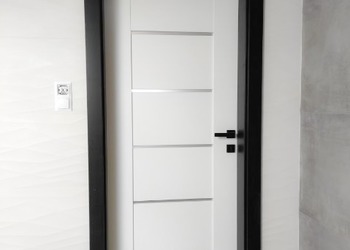 Drzwi bezprzylgowe DRE Auri z czarną ościeżnicą