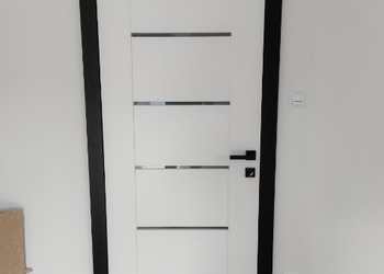 Drzwi bezprzylgowe DRE Auri z czarną ościeżnicą