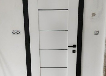 Drzwi bezprzylgowe DRE Auri z czarną ościeżnicą